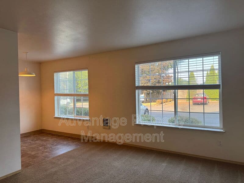 Monmouth House: 739 W. Jackson St.
