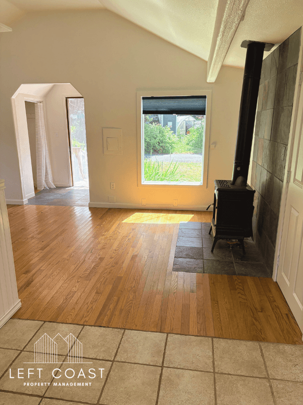 Lincoln City House: 6239 Southwest Jetty Avenue