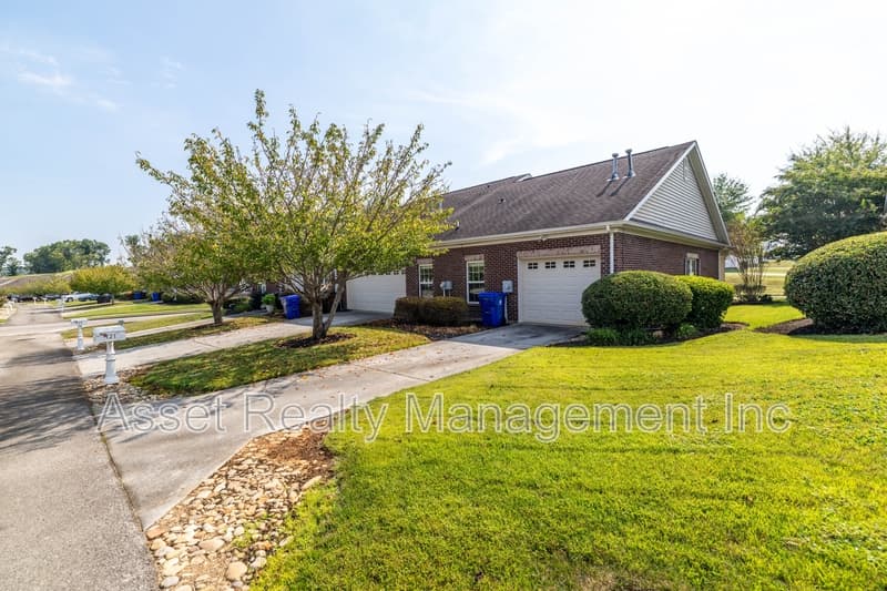 Oak Ridge House: 121 Hatleyberry St