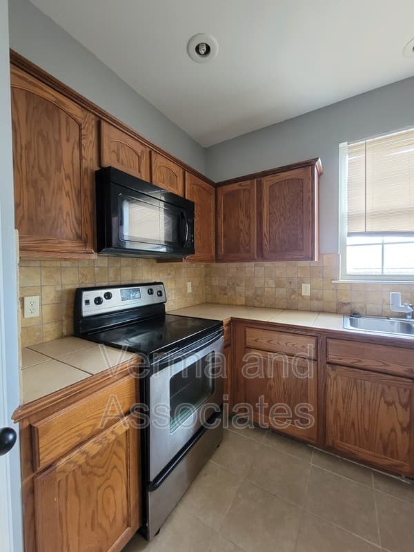Centerton Townhome: 192 Fair St