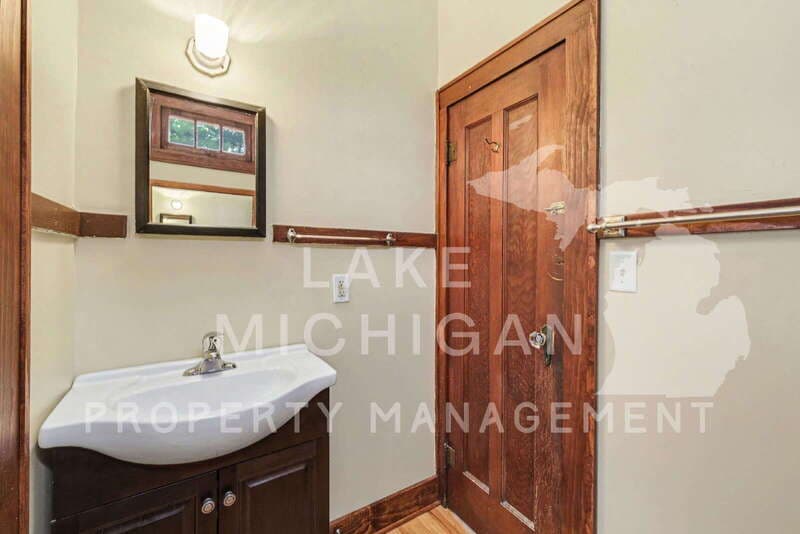 Grand Haven House: 212 N 3rd St