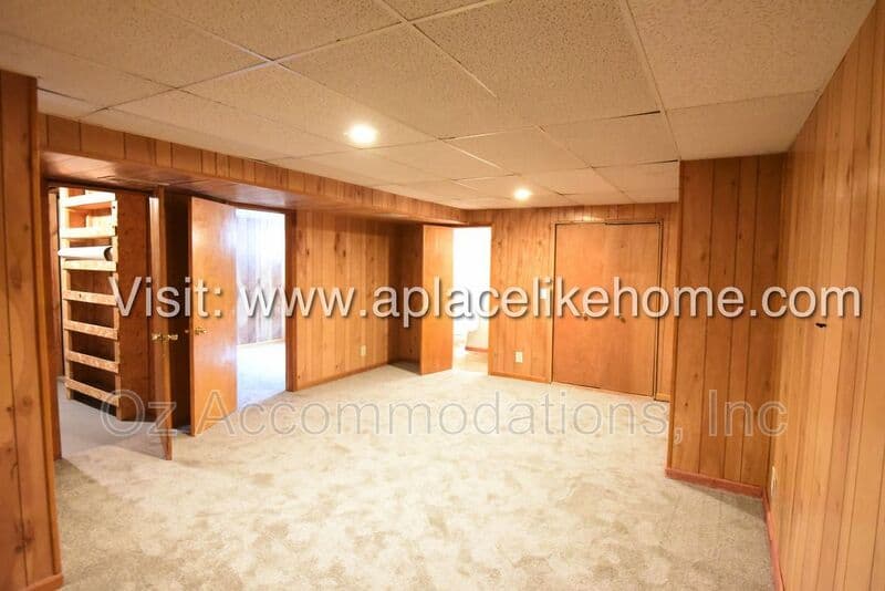 Olathe House: 14120 S Raintree Dr