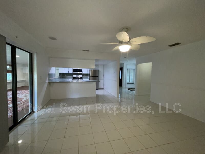 Auburndale House: 222 Lakeview Drive