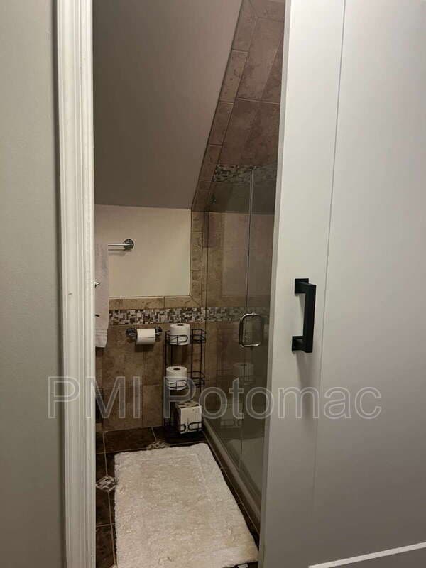 Bowie House: 12618 Kavanaugh Ln