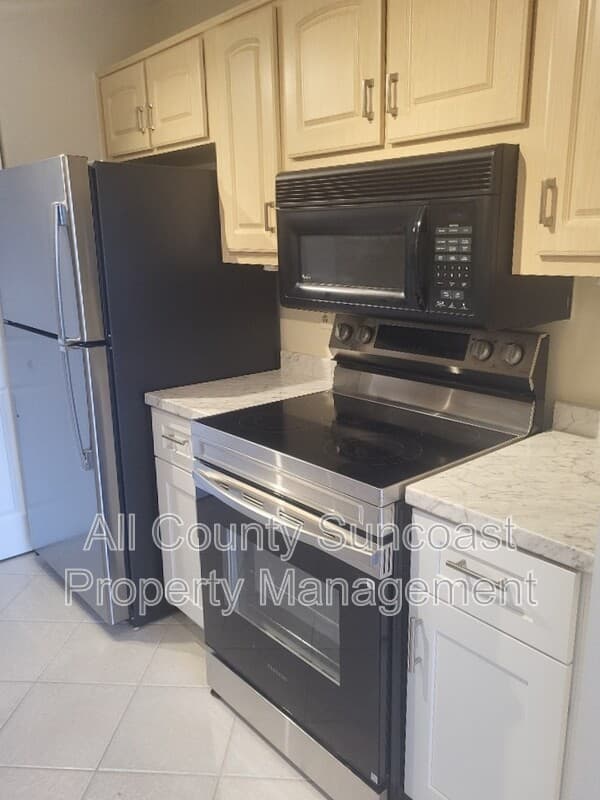 Largo Condo: 1211 11th Circle SE