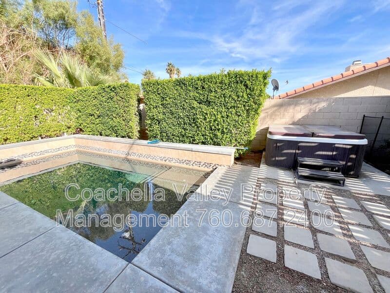 Palm Springs House: 372 W Dominguez Rd