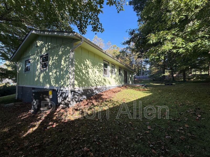 Fairview House: 14 Fox Run Pl