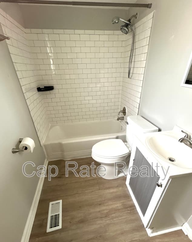 Columbus House: 2174 Sullivant Ave, Columbus, OH 43223