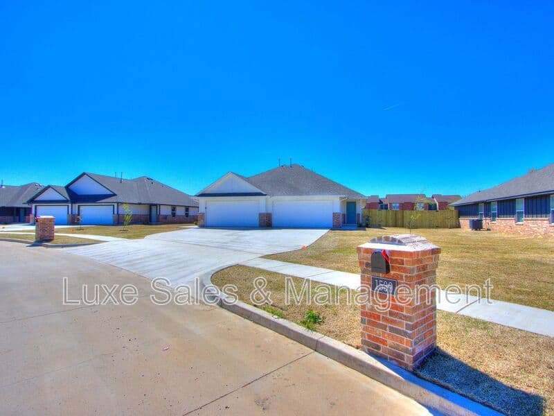 El Reno House: 1515 Pavy Parkway
