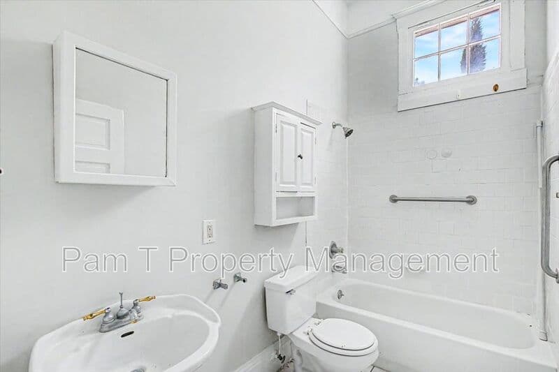 Savannah House: 512 E Waldburg Lane