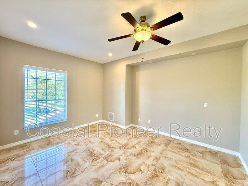Largo House: 10334 Longwood Dr