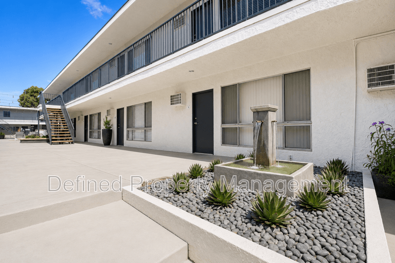 Tarzana House: 5919 Reseda Blvd 48