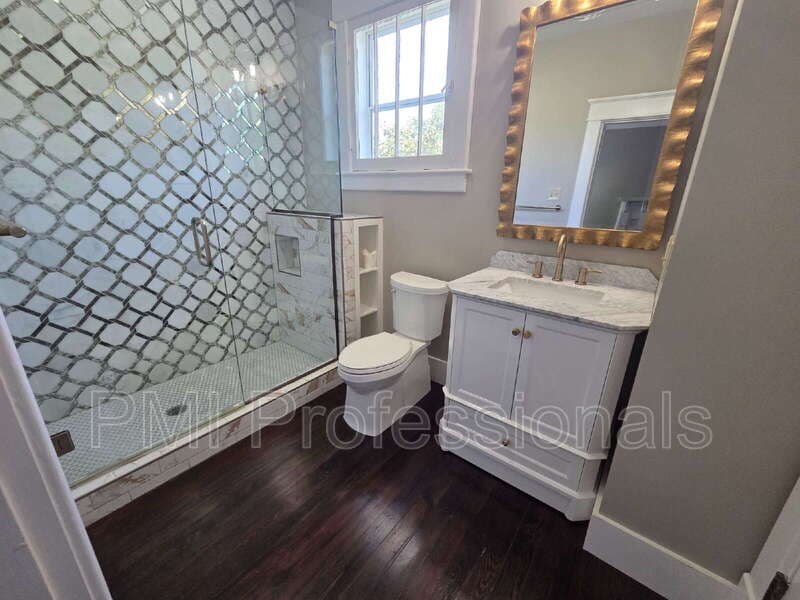 Murfreesboro House: 401 E Main St