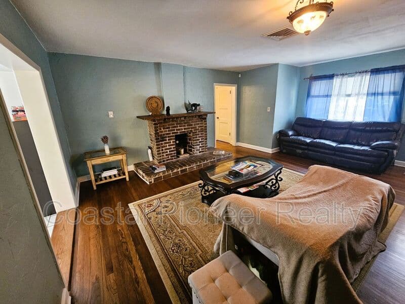 Tampa House: 7301 N 13th St