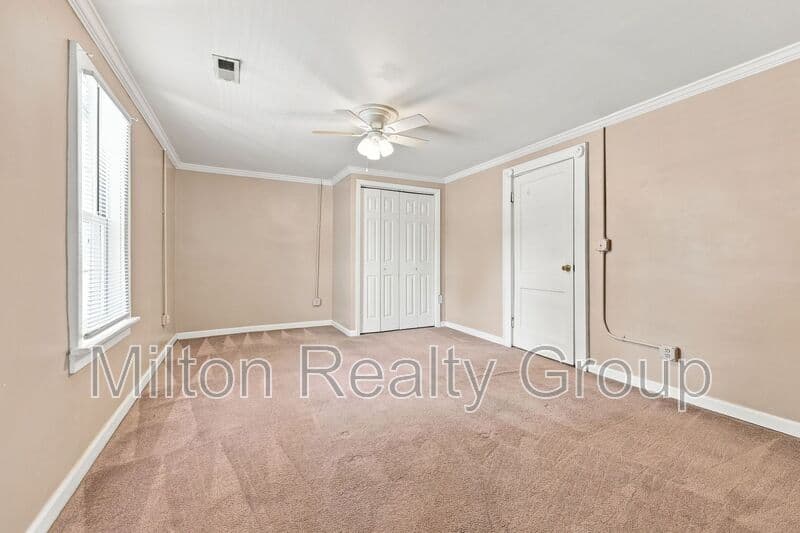 Four Oaks Condo: 101 E. Woodall St.