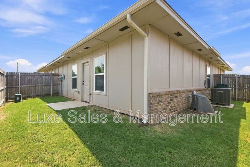 Okahoma City House: 10912 Oak Hollow Drive