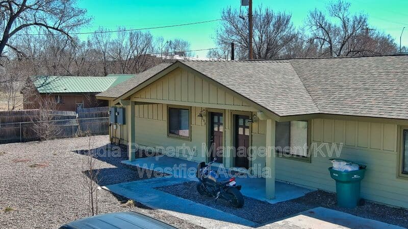 Show Low House: 561 N 10th Place