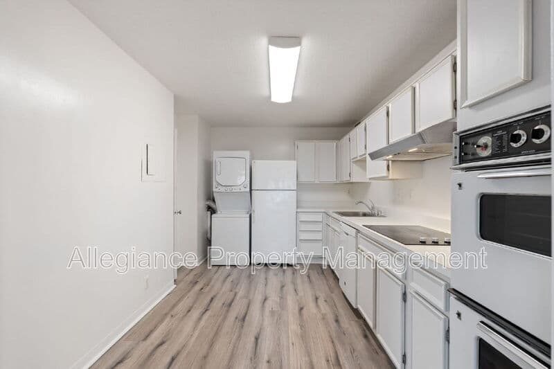 Alexandria House: 309 Yoakum Parkway