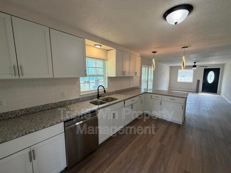 SAINT LOUIS House: 9937 CARLYLE AVE