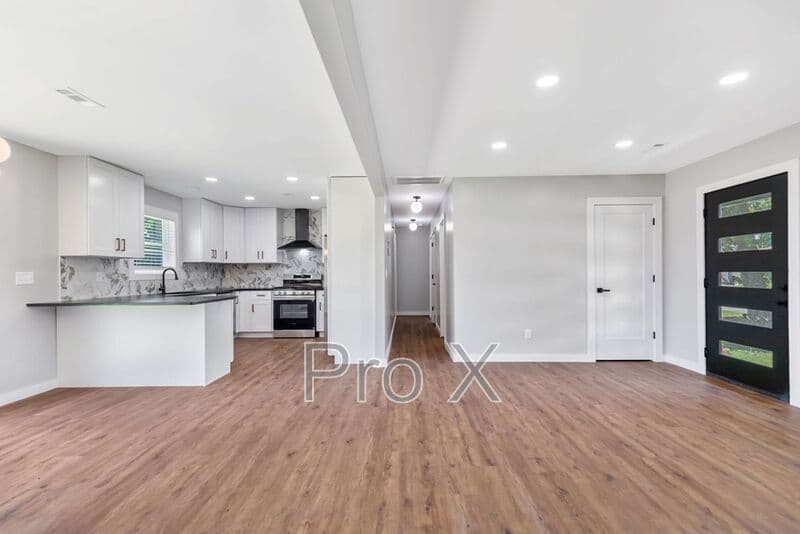 Bentonville House: 809 Carson Drive