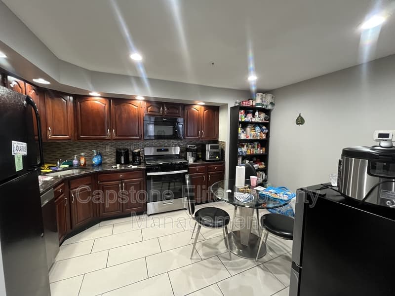Newark Condo: 67 Vaughan Drive - 5 - Standard Double Doors