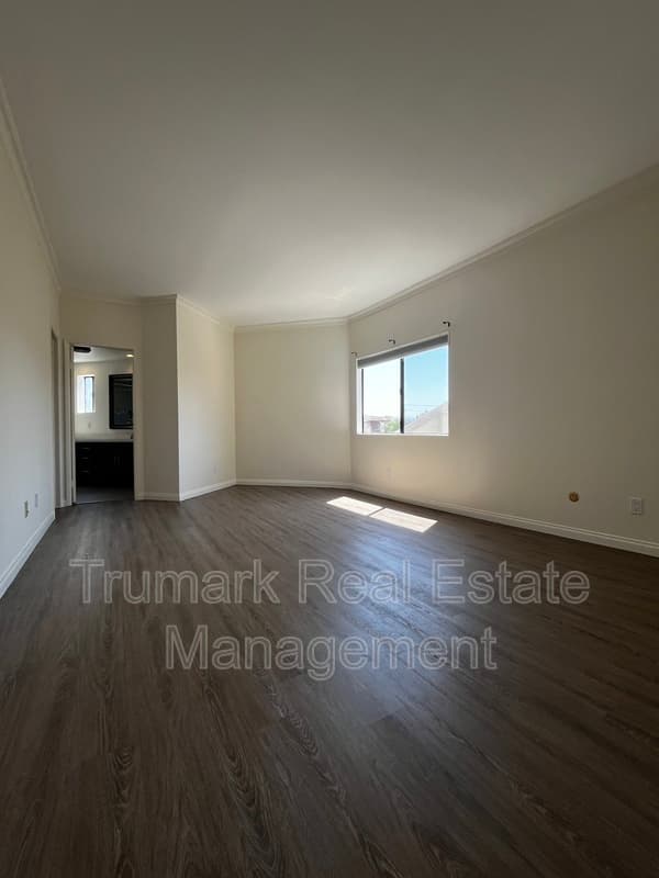Glendale Condo: 412 N Kenwood St.