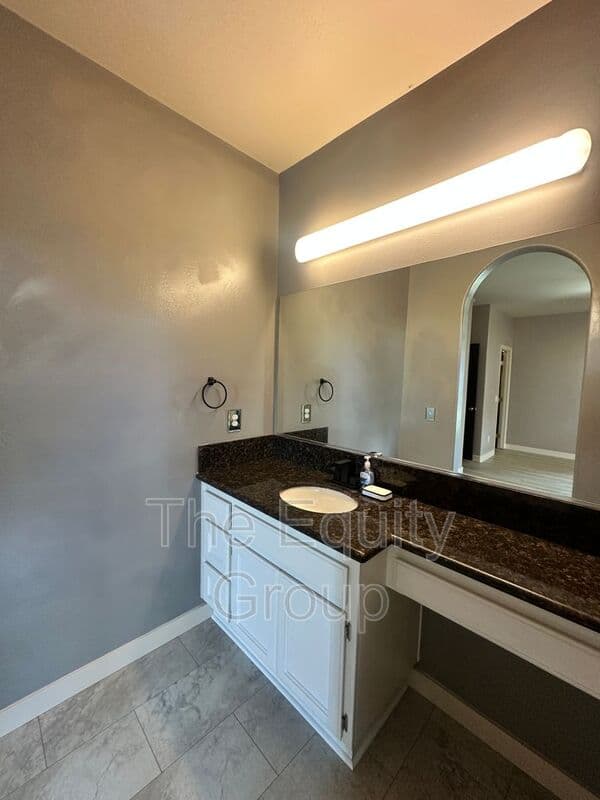 Farmersville House: 421 W. Trinta St