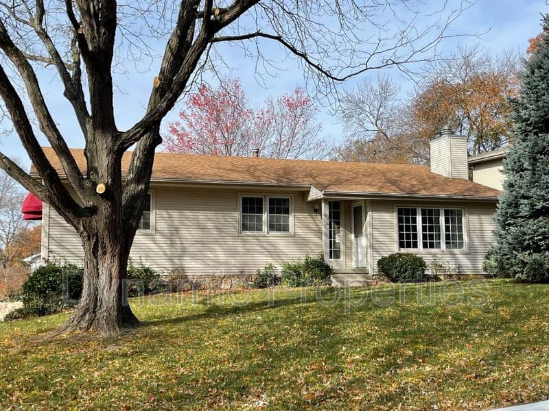 Omaha House: 1416 South 163rd Avenue
