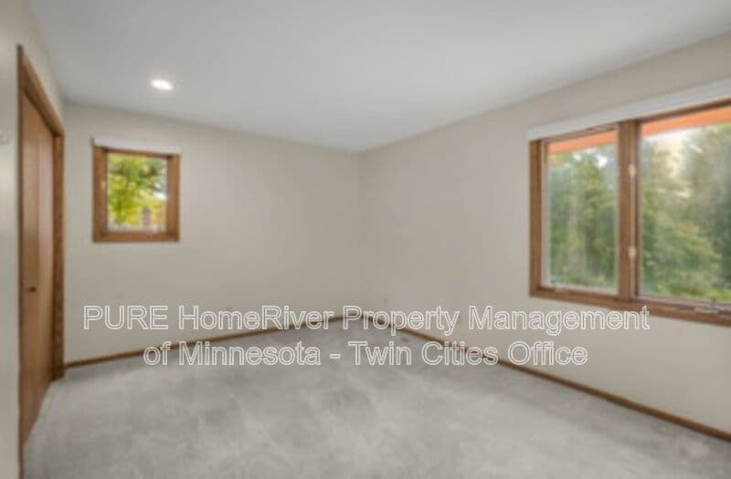 Edina House: 7420 Hyde Park Cir