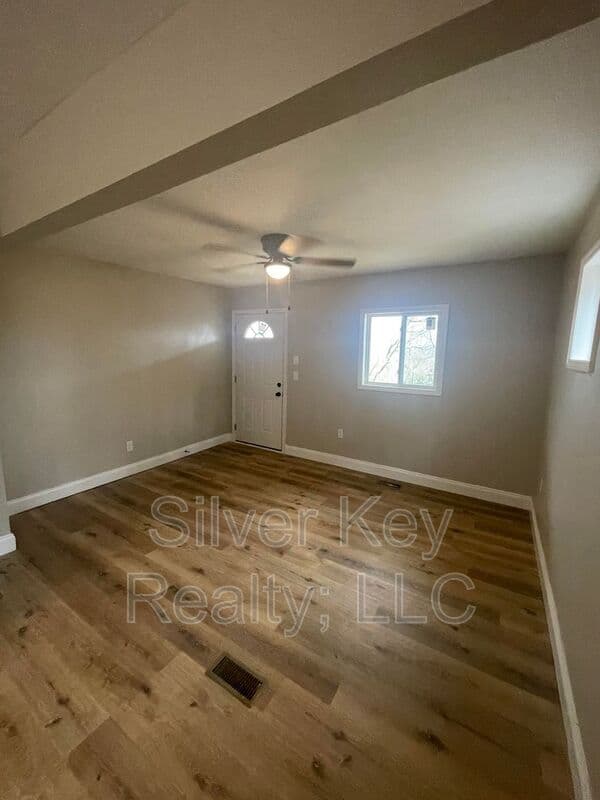 Swwetwater House: 1008 Old Highway 68