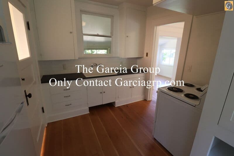 Portland House: 6132 S Corbett Ave