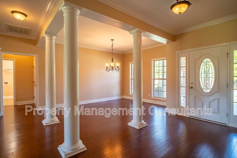 Madison House: 178 Sarah Jane Dr