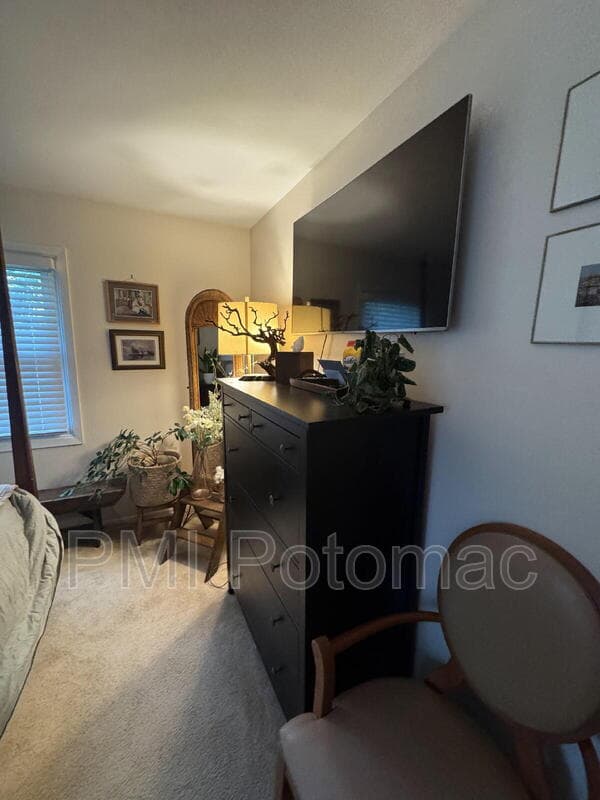 Bowie House: 12618 Kavanaugh Ln