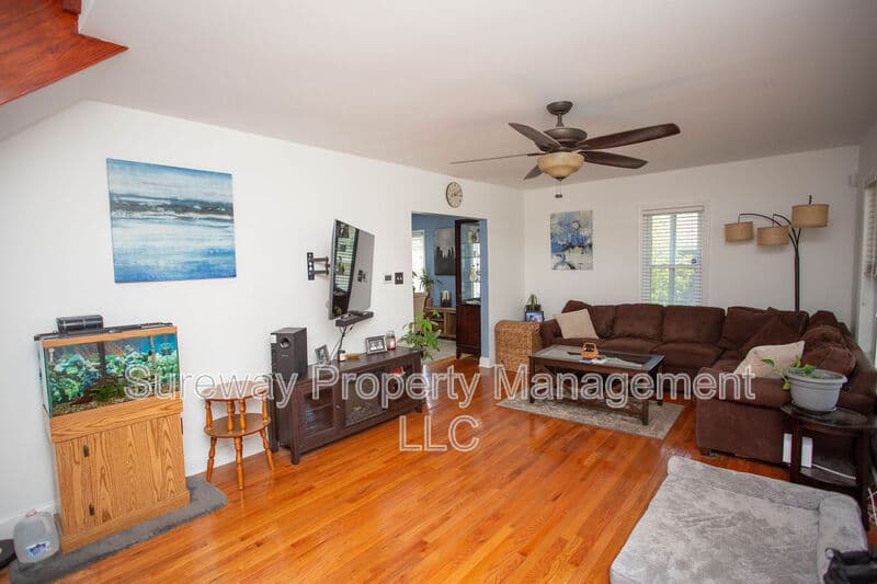 Magnolia House: 417 N Warwick Rd