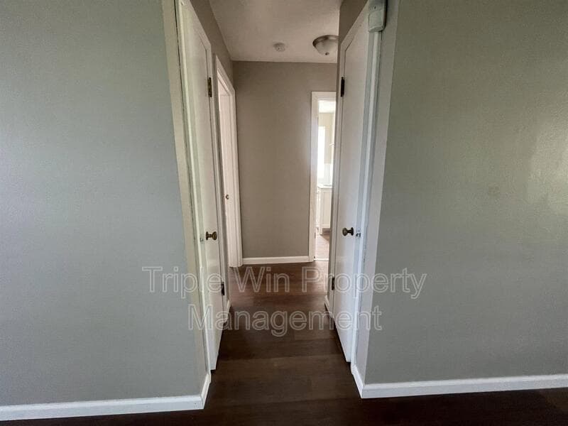 Saint Louis House: 7117 Forest Hill Dr
