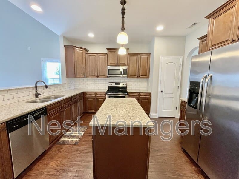 Hope Mills House: 5849 Crepe Myrtle Drive