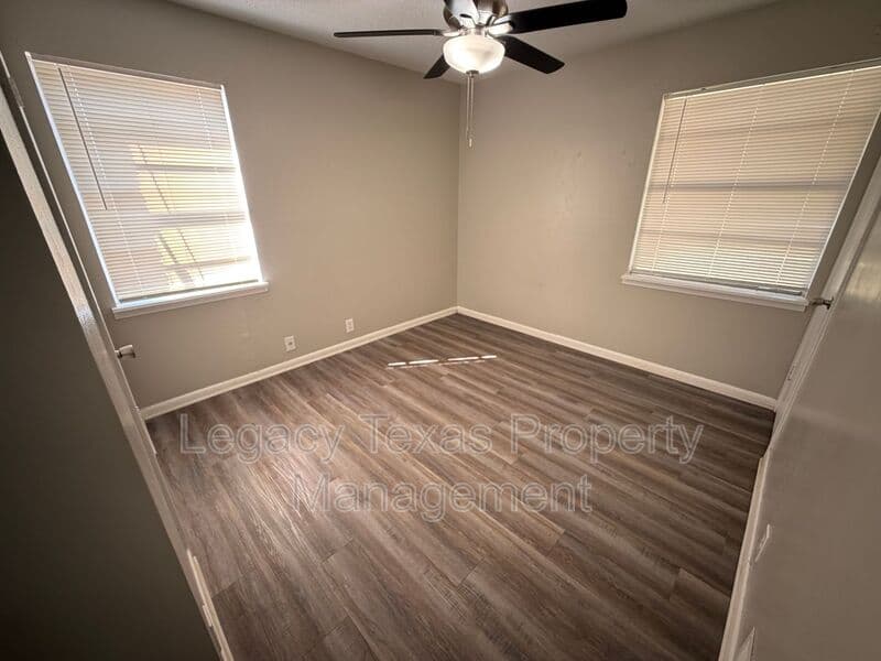 Cleburne House: 1902 Joslin St