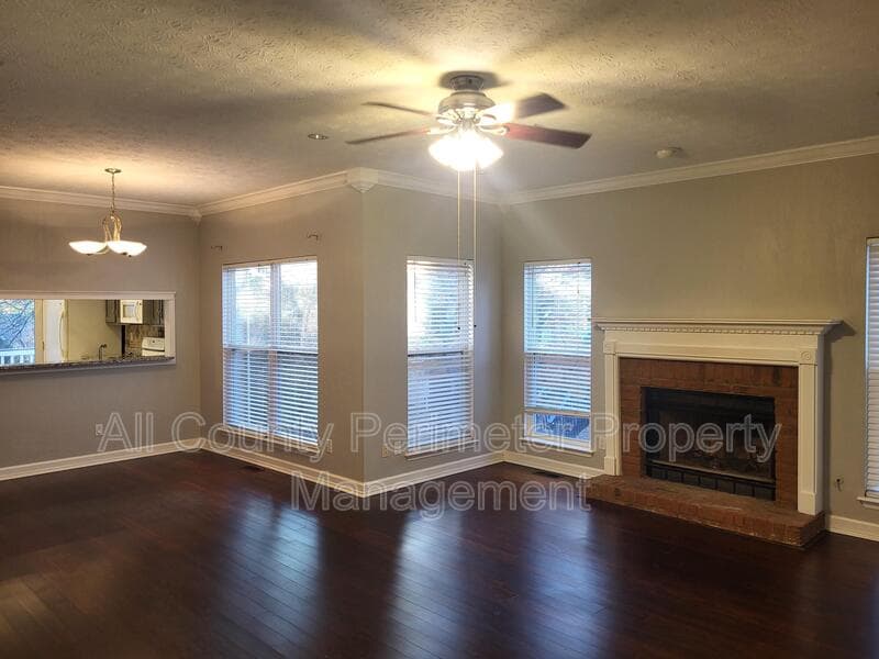 Lithonia House: 694 Shore View