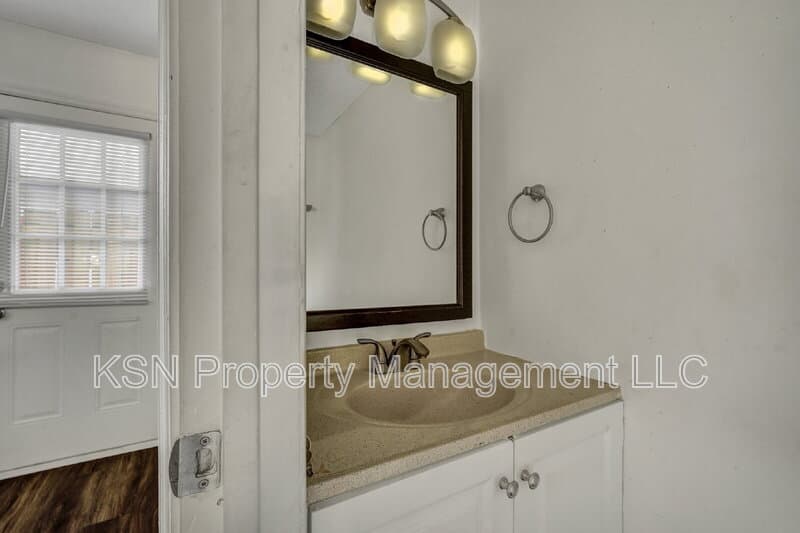 Savannah Townhome: 2220 East Victory Drive