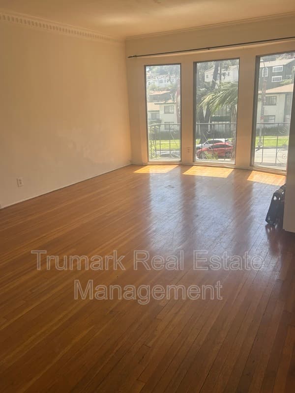 Los Feliz Condo: 3731 Los Feliz Blvd