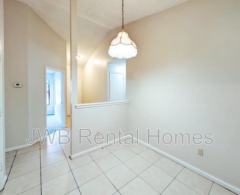 Jacksonville House: 2284 Destine Ln