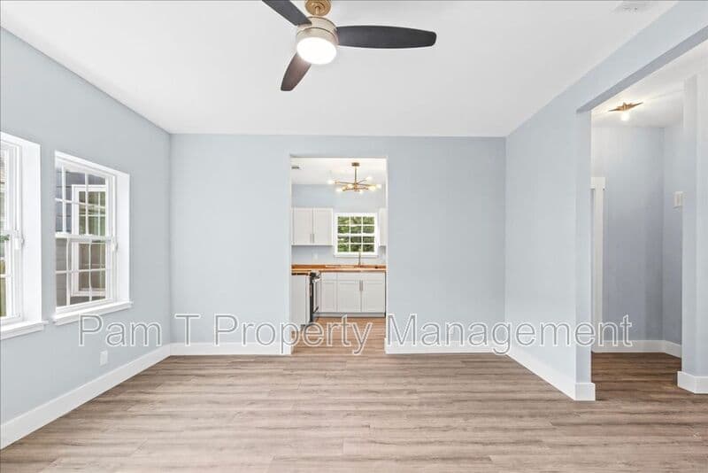 Savannah House: 3205 Burroughs St