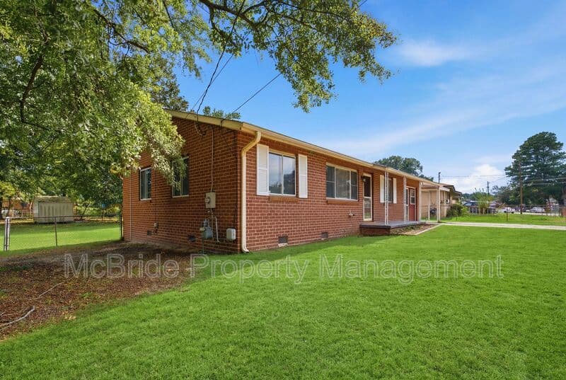 Augusta House: 1918 Dunham Ct