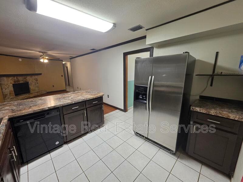 Lakeland House: 1028 Wildwood W