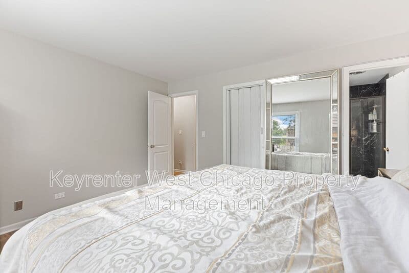 Rolling Meadows House: 2930 Northampton Dr
