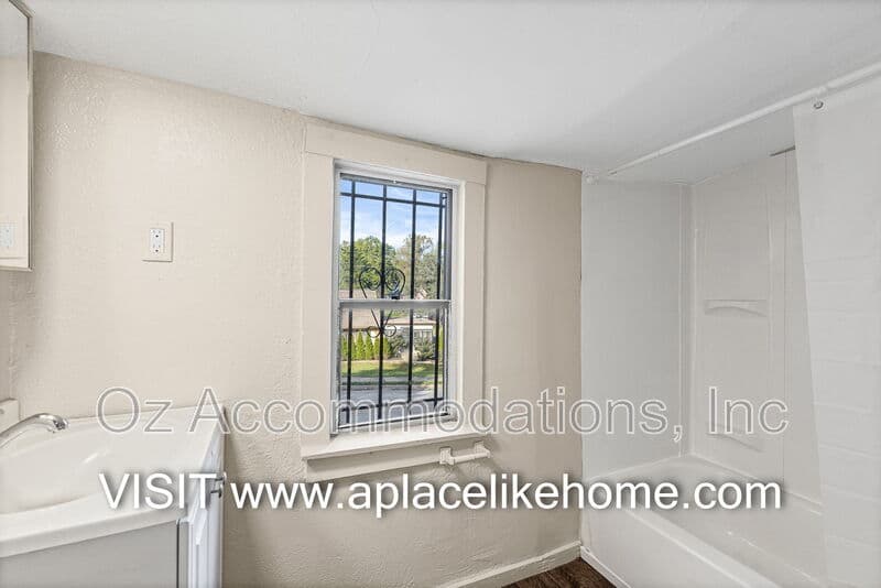 Kansas City House: 1501 N 29th St