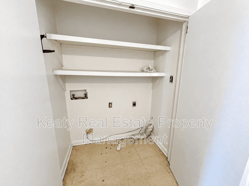 Lafayette House: 103 B Country Lane
