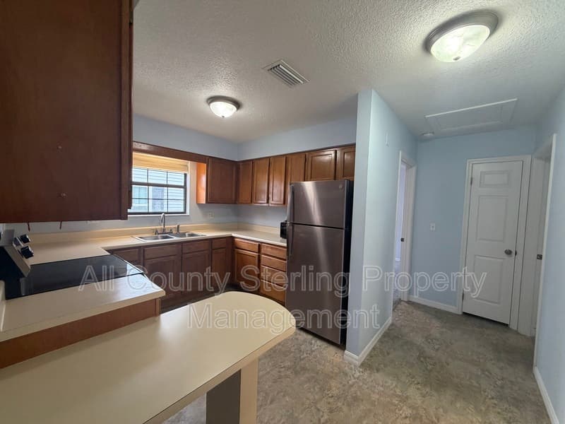 Lake City House: 166 SE Jenese Way