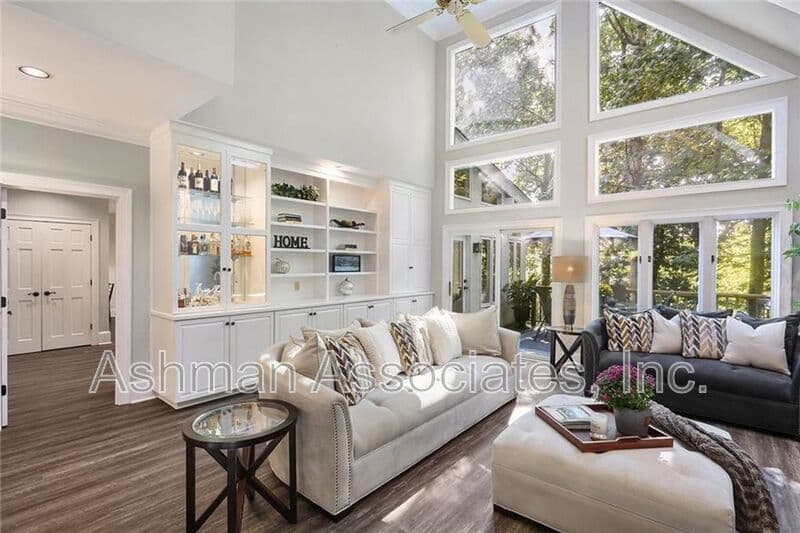 Atlanta House: 930 Manchester Place