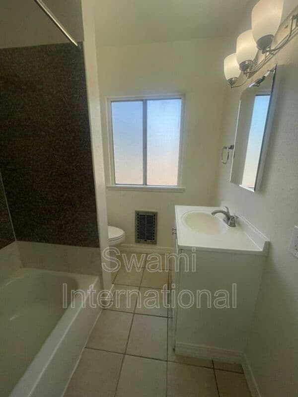 Inglewood Condo: 622 1/2 E. 97th